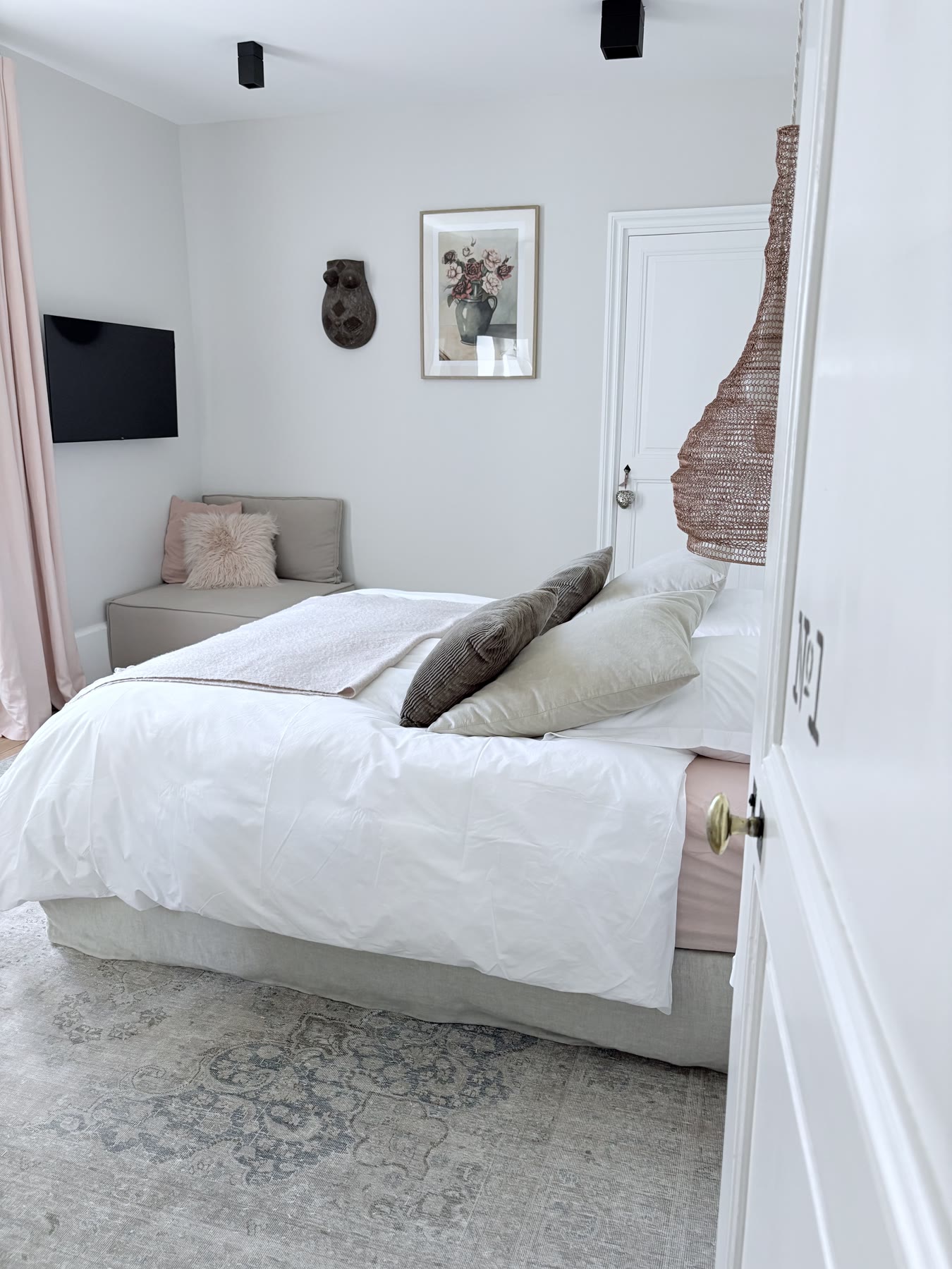 Chambre n°1 — boiseries et tons chauds