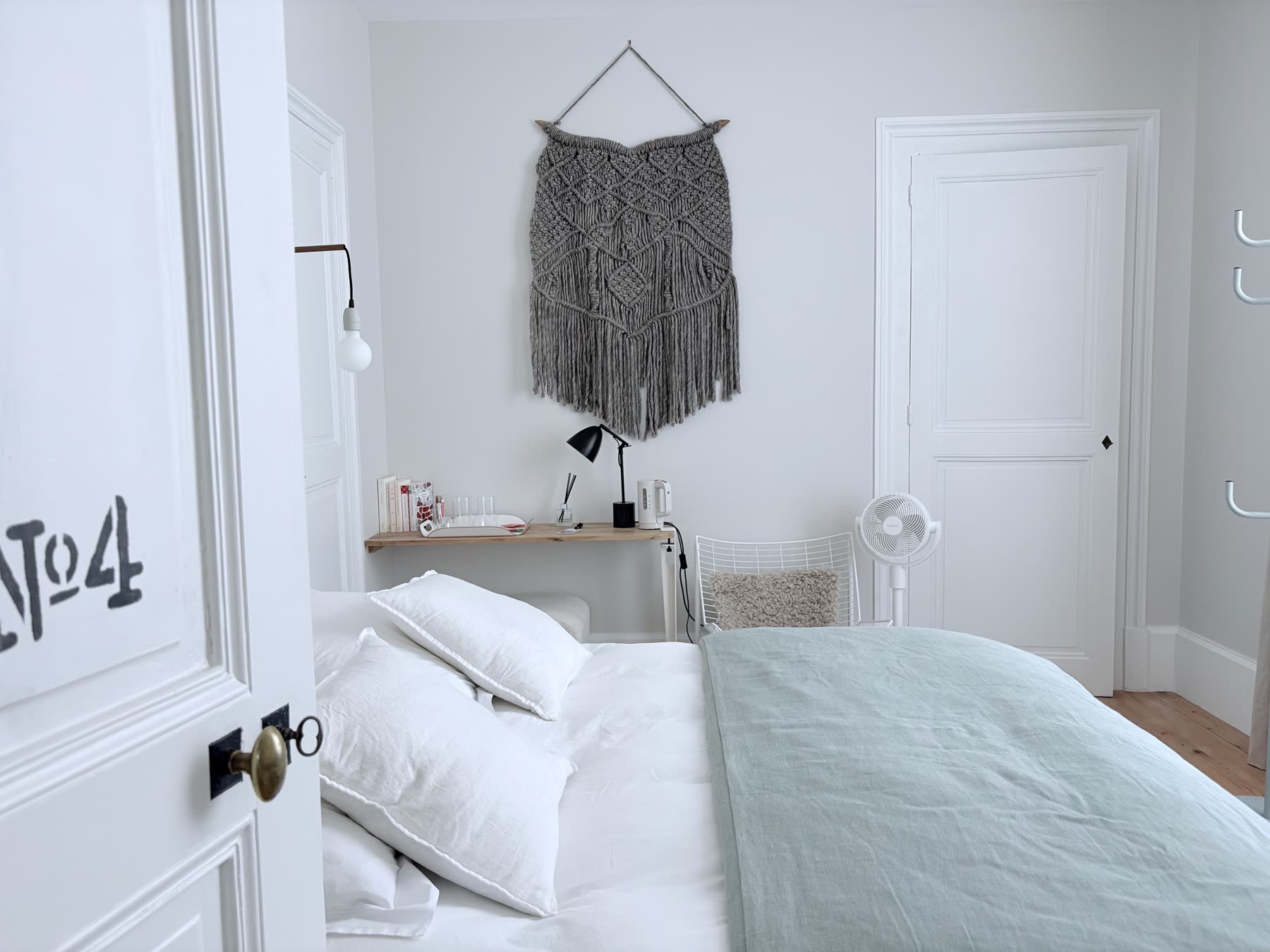 Chambre n°4 — vue sur le village