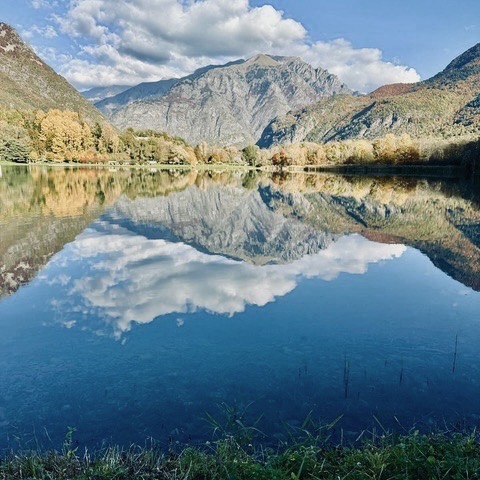 Montagnes et nuages reflétés dans un lac du Valbonnais