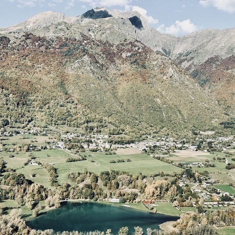 Vue plongeante sur la vallée du Valbonnais, son lac et ses villages
