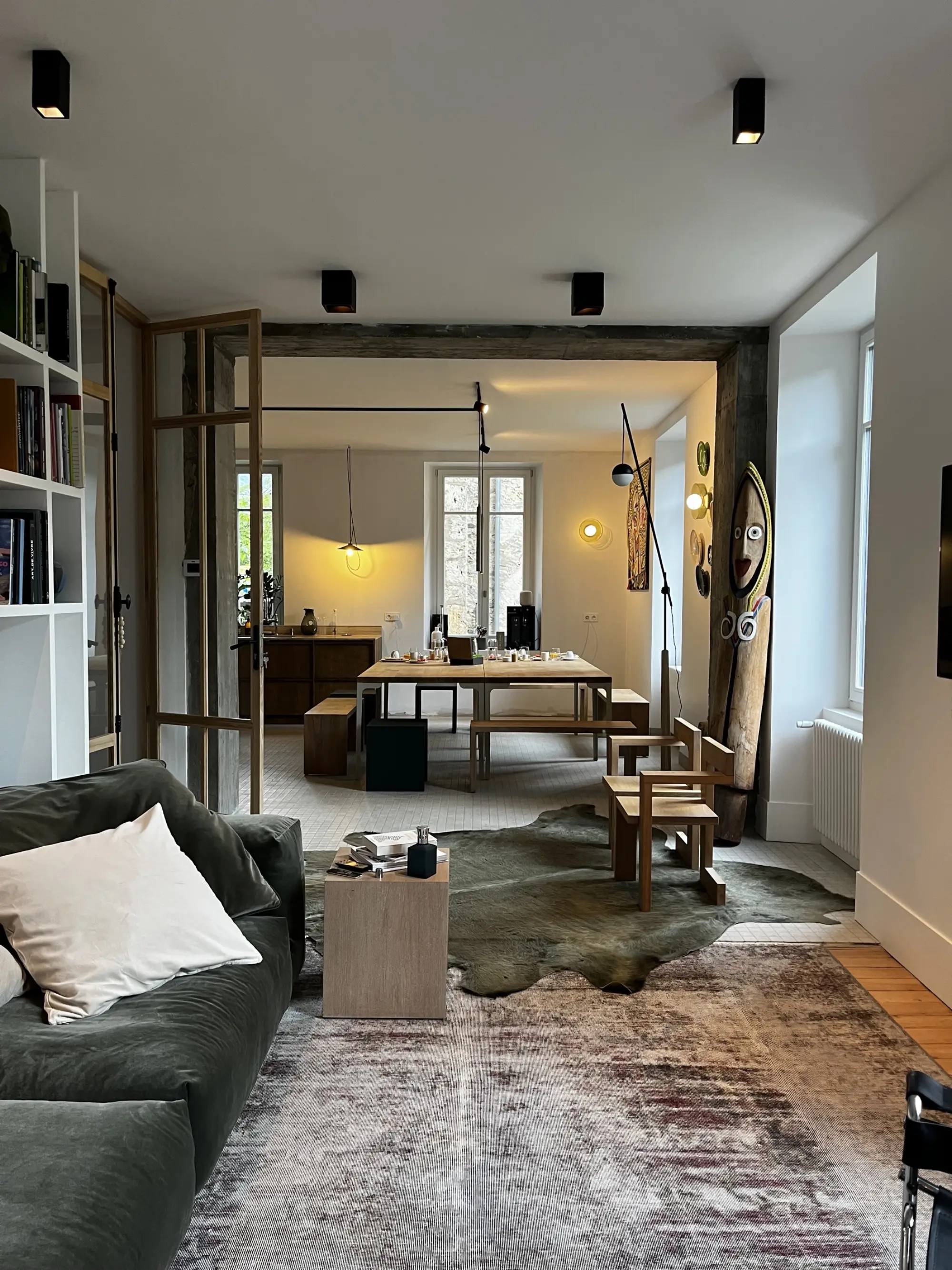 Arche en béton et salle à manger de la Maison Bo Terra
