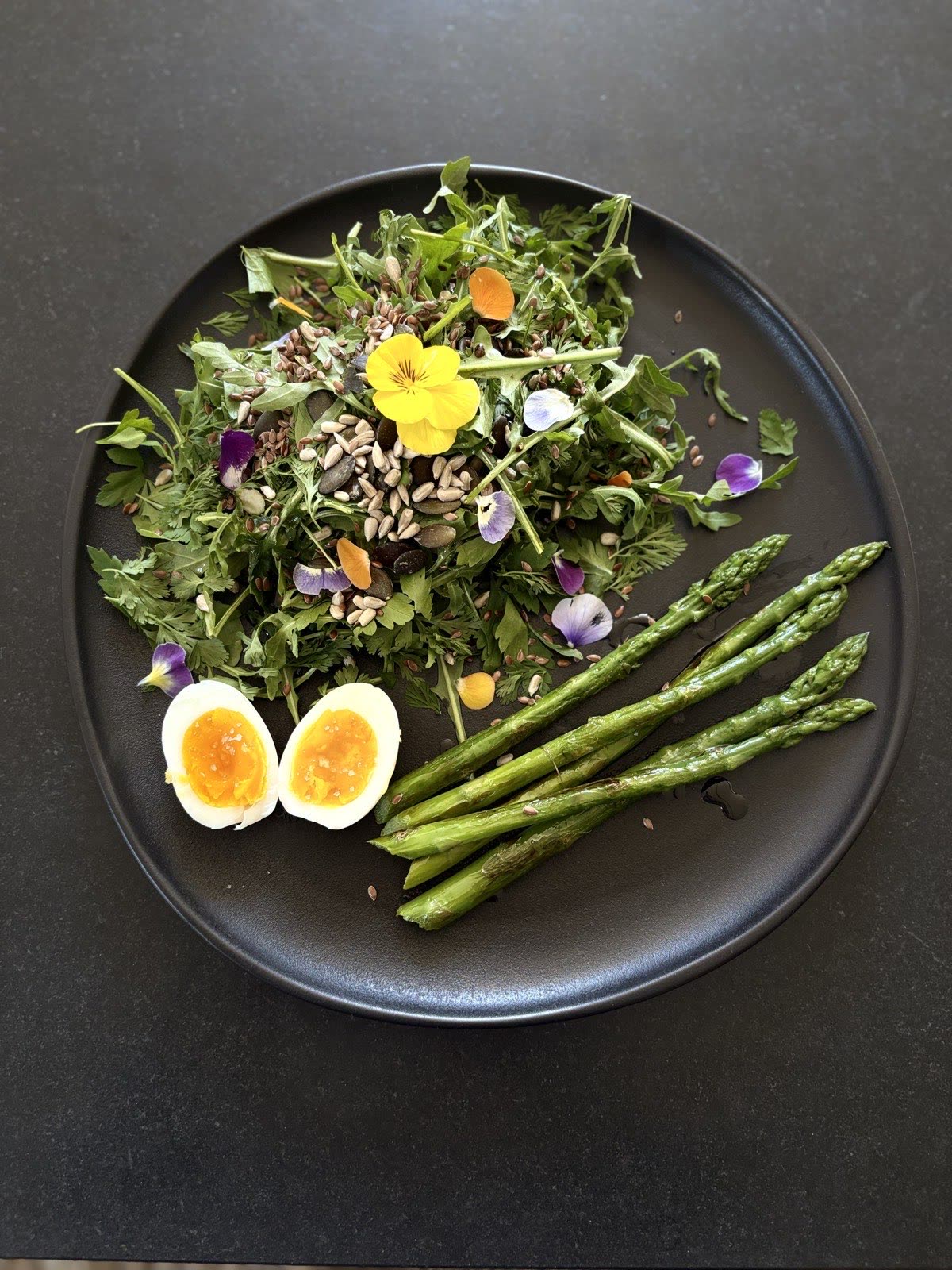 Bunter Salat und Spargel, zubereitet für den Gästetisch