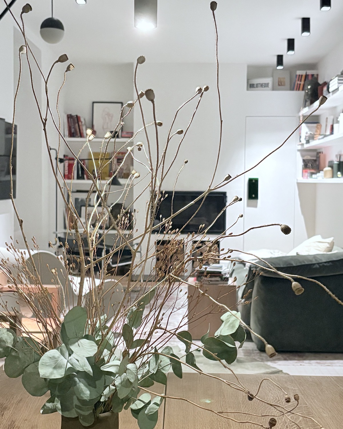 Dried flower arrangement in front of the living room at Maison Bo Terra
